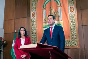 GRAFAND2277. SEVILLA, 18/01/2019.-El nuevo presidente de la Junta de AndalucÃ­a, Juanma Moreno, junto a la presidenta de la CÃ¡mara autonÃ³mica, Marta Bosquet (Cs), durante el acto de toma posesiÃ³n donde ha jurado su cargo hoy en el Parlamento andaluz en Sevilla. EFE/Julio MuÃ±oz ***POOL***