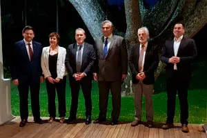 Con EMBAJADOR