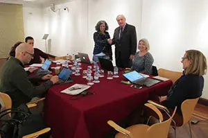El delegado de la Xunta, José Ramón Ónega López, saluda a la coordinadora de Proyectos Europeos de la ACIS, Susana Fernández Nocelo