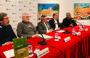 3. En la mesa, con el libro en primer término, Miguel Ángel Mendo, Manuel Janeiro, Ramón Jiménez, Ángel Lozano y Moncho Conde-Corbal