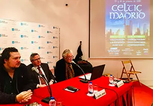 2. En la mesa el productor del Festival Pucho Suárez, el coordinador de Actividades de la Casa Ramón Jiménez y el director del festival Alfonso Blanco, con la proyección del cartel del CELTIC MADRID FESTIVAL