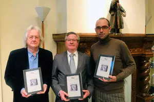 1. Manuel Pereira, Ramón Jiménes y Rafa Yáñez posan con un ejemplar de la Revista Olga dedicada a VOCES CEIBES