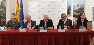 En la mesa, durante la presentación, Ramón Loureiro, César Antonio Molina, José Ramón Ónega, Ramón Pernas y Laura Rodríguez