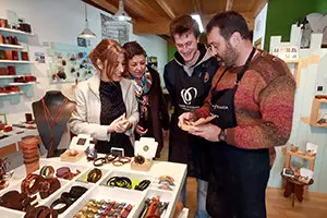 A directora xeral de Comercio e Consumo, Sol Vázquez, acompañada pola xerente da Fundación Artesanía de Galicia, Elena Fabeiro, presentará a nova convocatoria do programa para a incorporación de aprendices aos obradoiros artesáns galegos