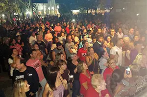 19.Público en los carnavales del Centro Galicia