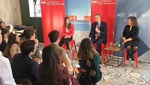 Pedro Sánchez con jóvenes españoles en Bruselas
