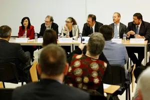Ferrol (02.04.2019) Delegados sindicales de CCOO , UGT , MAS y CIG comparecen en la puerta del astillero Navantia Ferrol para analizar la situación actual del convenio siderometalúrgico  Fotos:kiko delgado