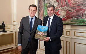 O titular do Goberno galego, Alberto Núñez Feijóo, acompañado polo conselleiro de Facenda, Valeriano Martínez, e polo conselleiro de Sanidade, Jesús Vázquez Almuiña, reciben ao presidente do Goberno de Canarias, Fernando Clavijo Batlle, e a membros do seu Goberno. Pazo de Raxoi, Santiago de Compostela, 3 de abril de 2019