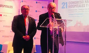 2. El delegado de la Xunta en Madrid y director de la Casa, José Ramón Ónega, da la bienvenida al acto de presentación del congreso, con el Dr. Ramón Ares