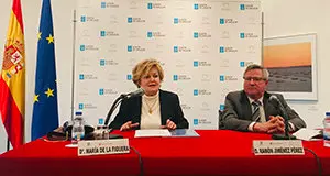 2. María de la Figuera habló sobre la España de Valle Inclán reflejada en las Comedias Bárbaras. En la mesa con el coordidador de actos de la Casa, Ramón Jiménez