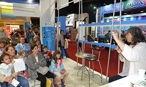 20.Luisa Martínez presenta su libro en el Stand