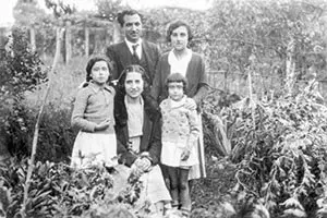 6.Antón Fraguas Fraguas coa muller, unha cuñada e sobriñas