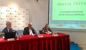 2. En la mesa, de izquierda a derecha, el ponente Fernando Molpeceres, el delegado de la Xunta en Madrid José Ramón Ónega y el coordinador de Actividades Ramón Jiménez