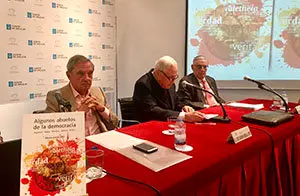 2. El libro presentado, en primer término en la mesa, con el autor, Alfonso García López, el delegado de la Xunta José Ramón Ónega y el presentador, el general Rodríguez-Villasante