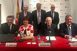 1. Dr. López, Dra. Ana Fdez-Tojeiro, el delgado de la Xunta José Ramón Ónega, Dr. Ancochea y de pie, Dr. Ruza, Dr. Álvarez de Mon y Dr. Charro
