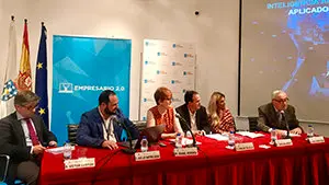 2. En la mesa, 1. De izquierda a derecha José Luis Mtnez., Víctor Cortizo,  Isabel Noriega, Carlos Trujillo, Carolina Arroyo,  el delegado de la Xunta en Madrid José Ramón Ónega,
