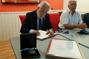 Sinatura no libro de ouro da entidade