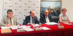 1. De izquierda a derecha, F. Javier Saguar, secretario general; Julio Lage, presidente; Gaspar de Vicente, tesorero e Isabel Nogueira, directora