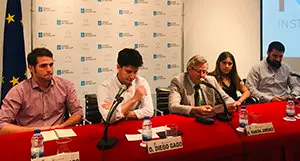 2. En la mesa Elías Casado de NOVA, el diputado Diego Gago, el c. de Actos Ramón Jiménez, Ana Simoneta de  AIESEC y Emilio Froján de IGATA