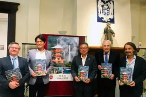 1. Con el cartel de Wakayama y la figura de Santiago símbolos de los dos caminos espirituales  de Japón y España, de izquierda a derecha, R. Jiménez, T. Shibata, N. Hirokazu, J.R. Ónega, y R. Castro 