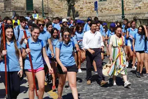 El director xeral de emigracion y la directora de xuventude acompañan a jovenes emigrantes de peregrinacion