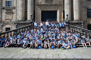 16,00 h- O vicepresidente da Xunta, Alfonso Rueda; o secretario xeral da Emigración, Antonio Rodríguez, Miranda; a directora xeral de Xuventude, Participación e Voluntariado, Cristina Pichel; e o delegado territorial da Xunta na Coruña, Ovidio Rodeiro, acompañan aos participantes no programa “Conecta con Galicia”, que están percorrendo o último tramo do Camiño de Santiago pola  Vía da Prata, desde a praza de Mazarelos ata a do Obradoiro.
foto xoán crespo
23/07/2019