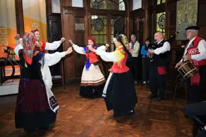 Muestra VEDRA-Integrantes de Estróupele bailan durante la presentación de la muestra
