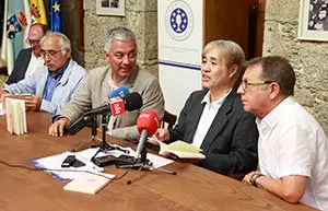 O secretario xeral de Política Lingüística, Valentín García, e o profesor da universidade xaponesa de Tsudajuku, Takekazu Asaka, presentan en rolda de prensa a edición bilingüe galego-xaponés de A rosa de cen follas, de Ramón Cabanillas.