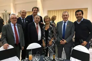 Torres posa junto a directivos de entidades españolas de Comodoro Rivadavia