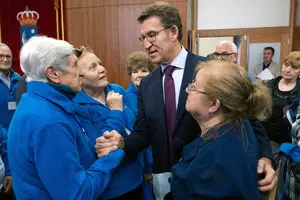 O presidente da Xunta, Alberto Núñez Feijóo, e o secretario xeral de Emigración, Antonio Rodríguez Miranda, reciben aos 130 participantes do programa Reencontros na Terra 2019, que este ano cumpre 30 anos. Pazo do Hórreo, Santiago de Compostela, 8 de outubro de 2019.