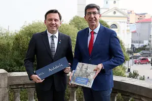 CH0. PUNTA ARENAS (CHILE), 09/10/2019.- Juan Antonio Mar’n (d), Vicepresidente de la Junta de Andaluc’a, se reœne con Claudio Radonich (i), alcalde de la ciudad de Punta Arenas en Chile hoy miŽrcoles 9 de octubre de 2019, en Punta Arenas, Chile. EFE/Elvis Gonz‡lez

