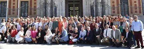 Fotografia de grupo en la puerta del Palacio de San Telmo