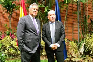 AGUSTÍN TORRES y EMBAJADOR JESÚS SILVA