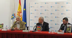 Los responsables de la Guía, Luis Paadín y Alejandro Paadín flanquean al delegado de la Xunta, José Ramón Ónega, en la mesa durante la presentación
