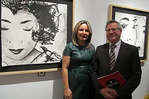 Ana Soler junto a Ramón Jiménez y algunos de sus cuadros