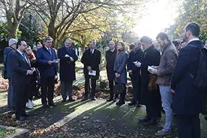 Londres rinde un homenaje “sobrio y emocionante” al exilio español ante la tumba de Chaves Nogales - 1