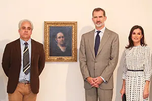 Sus Majestades los Reyes acompañados por el director del Museo de Bellas Artes cubano, ante el autorretrato de Goya, cedido temporalmente por el Museo Nacional del Prado