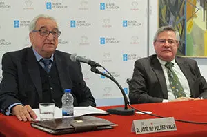 José María Peláez Valle y Ramón Jiménez, mientras el primero imparte la conferencia