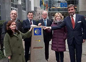 GRAF4331. BRUSELAS, 02/04/2019.- El conselleiro de Cultura y Turismo, Román Rodríguez (3i), junto a los eurodiputados, Pilar Ayuso (i); Francisco José Millán Mon (2i); Pilar del Castillo (2d); el vicepresidente del Parlamento Europeo, Ramón Luis Valcárce (3d), y Pablo García-Berdoy (d), embajador y representante permanente de España ante la UE (d), participan en el descubrimento de un monolito que señala el Camino de Santiago, este martes en la entrada de vistiantes del Parlamento Europeo, en Bruselas. EFE/Horst Wagner