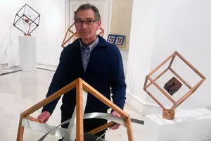 7. Fondevila en la Sala B con sus creativas esculturas cúbicas