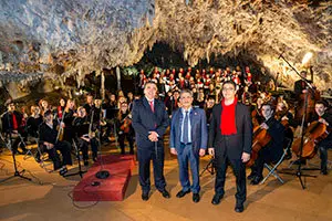 10:30.- Gobierno de Cantabria.
FOTO del presidente de Cantabria, Miguel Ángel Revilla, graba con el coro y orquesta del conservatorio de Torrelavega el mensaje de navidad 2019 
18 DICIEMBRE 2019 © Miguel De la Parra