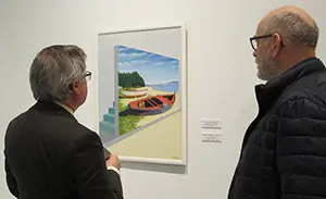 Comentando uno de los cuadros de la exposición