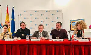 2. En la mesa, izquierda derecha, Sabela García; Luis García Montero; Ramón Jiménez; Pablo Bonet e Isabel Patiño
