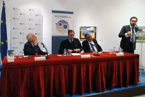 En la mesa, el letrado Pablo García Mexía, el expresidente del Senado Juan José Laborda y el catedrático Jaime Rodríguez-Arana. En el atril, el profesor José Ignacio Herce.