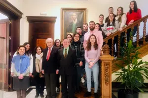 1. Foto de Familia. De EFA Mary Espiñeira, Berta Cobo, María Jesús Limés; de la Xunta, el delegado en Madrid José Ramón Ónega y el coordinador de Actos Ramón Jiménez; con el alumnado de EFA Piñeiral