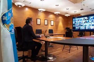 O titular do Goberno galego, Alberto Núñez Feijóo, mantén unha videoconferencia co presidente do Goberno central, Pedro Sánchez, e os outros presidentes autonómicos. Edificio Administratito de San Caetano, Santiago de Compostela, 12/04/20.