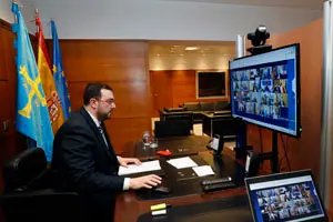 Oviedo. 12-4-2020. El presidente del Principado de Asturias, Adrián Barbón, participa por videoconferencia en la reunión que mantiene el presidente del Gobierno de España, Pedro Sánchez, con los presidentes autonómicos para abordar la crisis del coronavirus.
Foto: Armando Álvarez.
