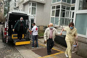 Regreso de ancianos a la residencia de Porta do Camiño