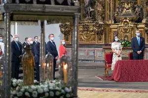 O presidente da Xunta de Galicia en funcións, Alberto Núñez Feijóo, recibe ás SS.MM. os Reis e acompañaos á Santa Misa de Ofrenda Nacional ao Apóstolo Santiago. Igrexa de San Martiño Pinario (Santiago de Compostela), 25/07/20.