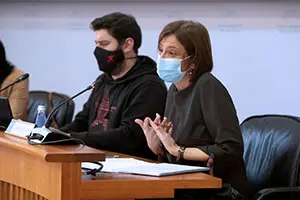 A directora de Augas de Galicia, Teresa Gutiérrez, responde unha pregunta relativa ao seu departamento.
